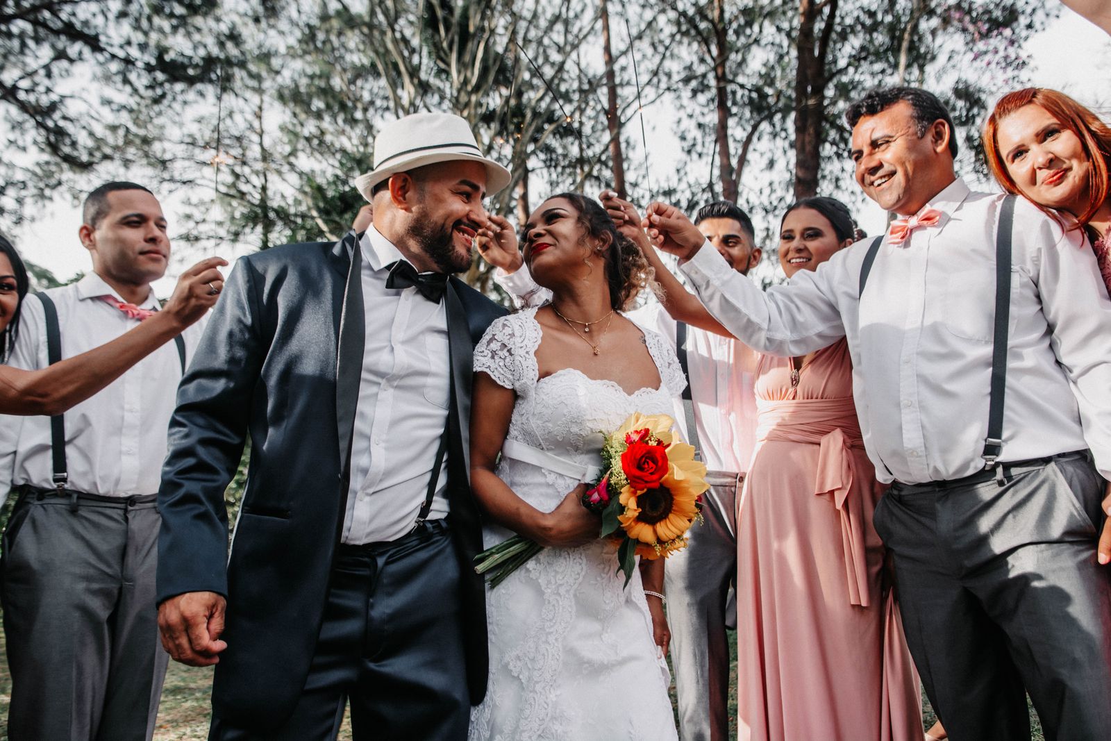 SelfieBox egy esküvőn, fotózkodó vendégekkel