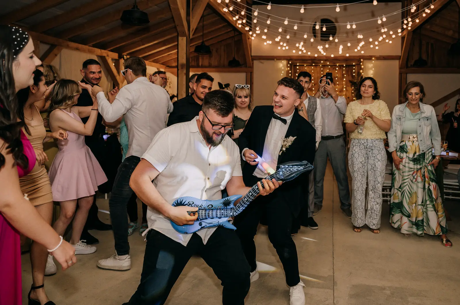 Felfújható gitárral bulizó vendég a tánctéren
