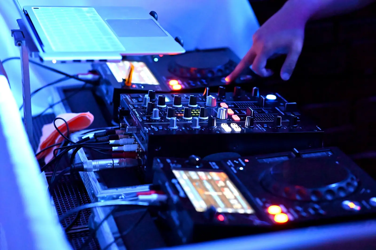 Profi DJ keverőpult és lejátszók közelről, esküvői buli közben