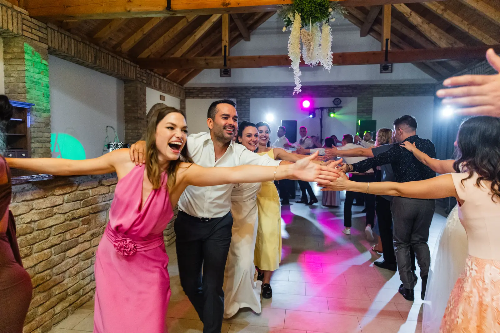 Pink ruhás vendég táncol a tánctér közepén