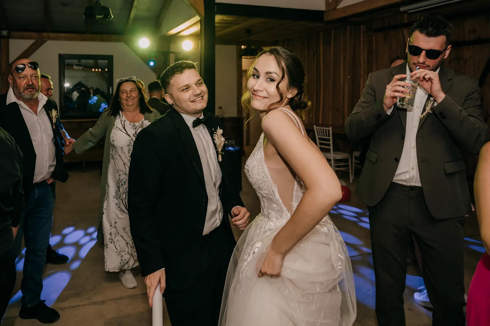 A menyasszony a vendégekkel táncol a Réka és Zsolti esküvőn