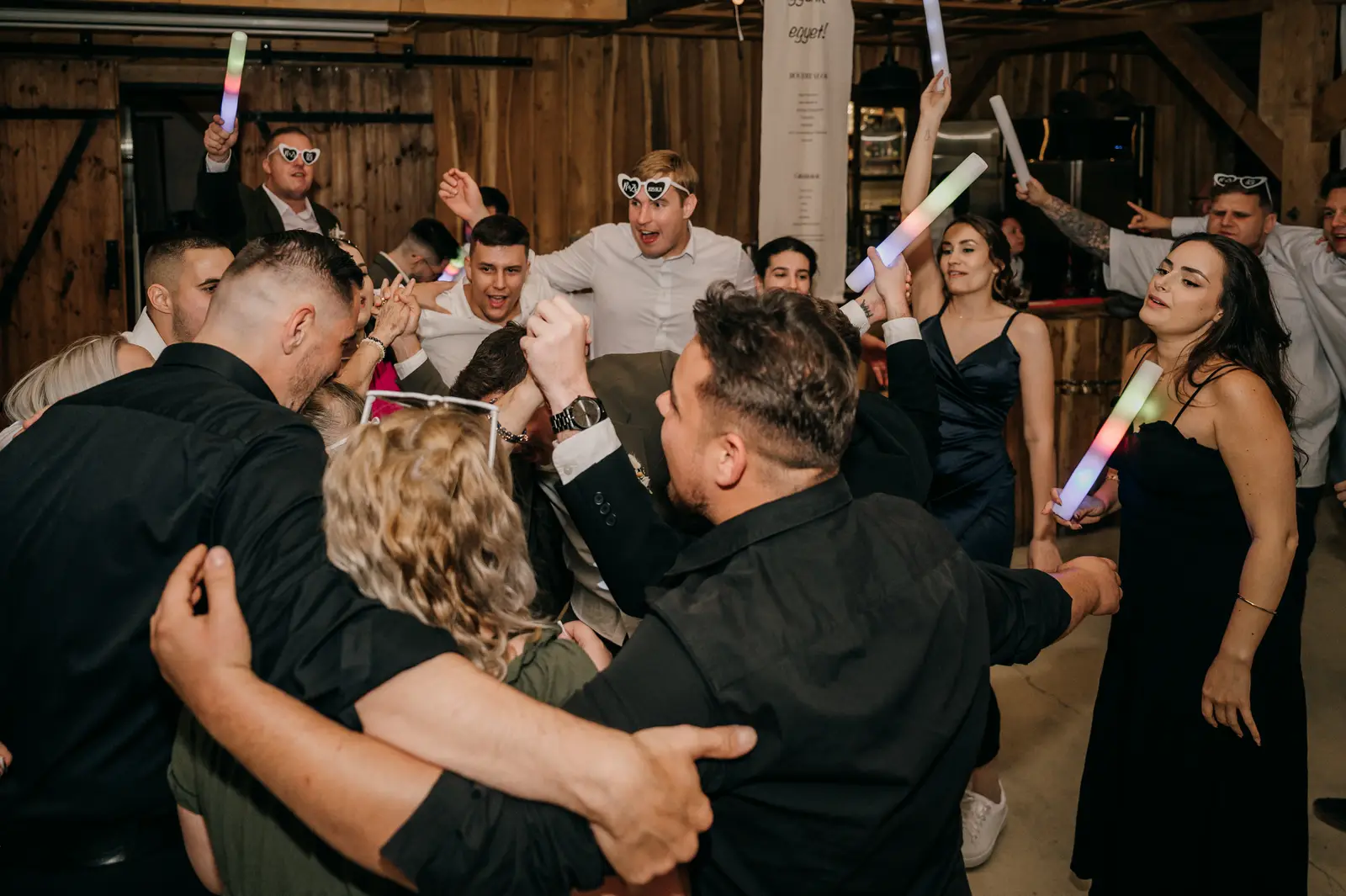 Ölelkező barátok a Réka és Zsolti esküvői buliján