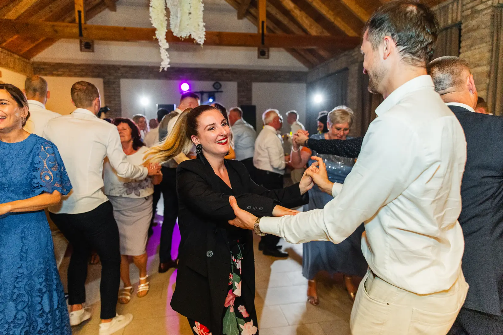 A szaxofonos a táncoló tömeg közepén játszik