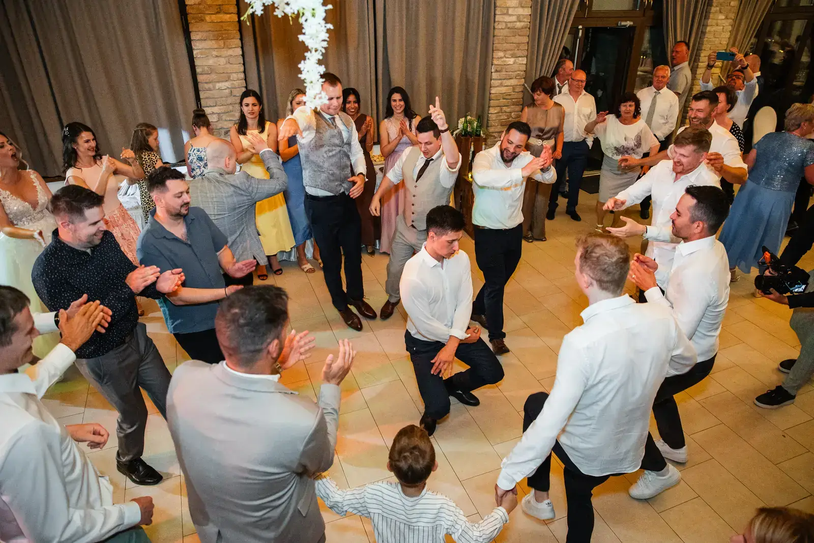 Táncoló tömeg az esküvői buli csúcspontján